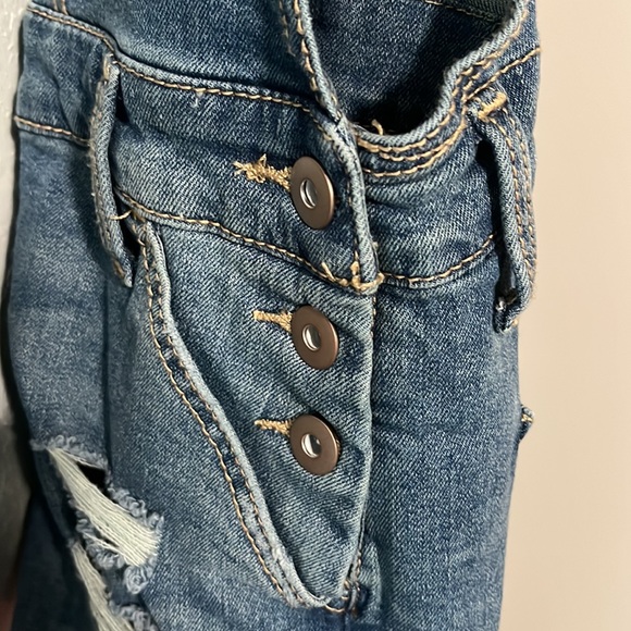 No Boundaries Overall Shorts Denim - Picture 3 of 4
